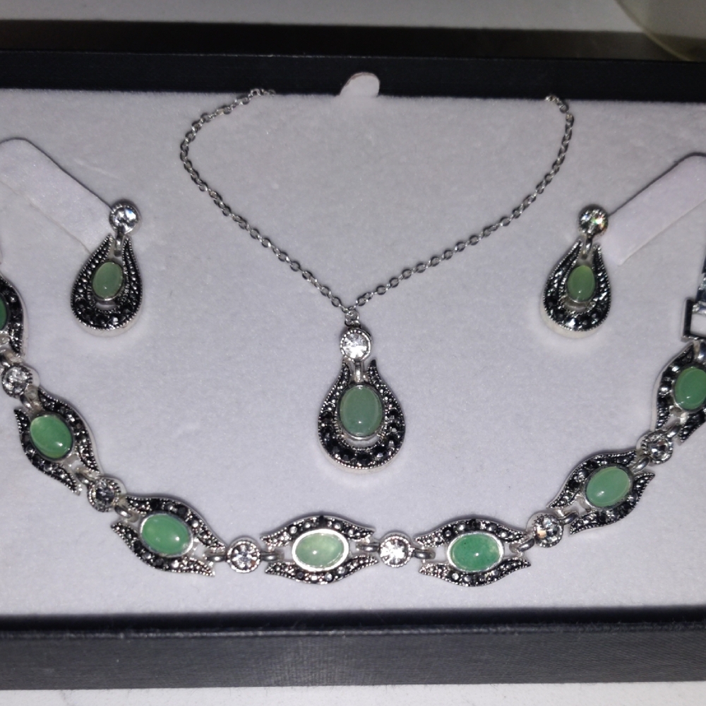 Elegant Silver and Green Jewelry Set